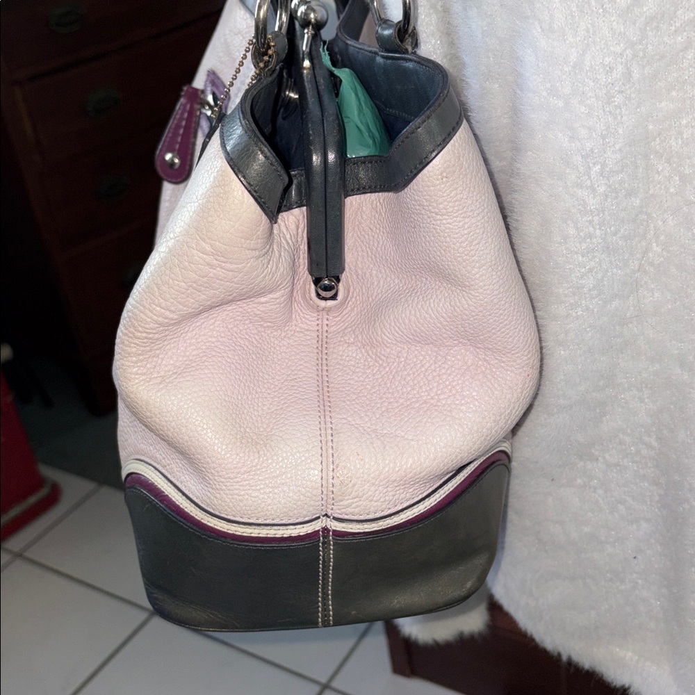 Coach  2085  Laura Spectator shoulder bag  leather pink/charcoal kisslock  3 com - Picture 7 of 16